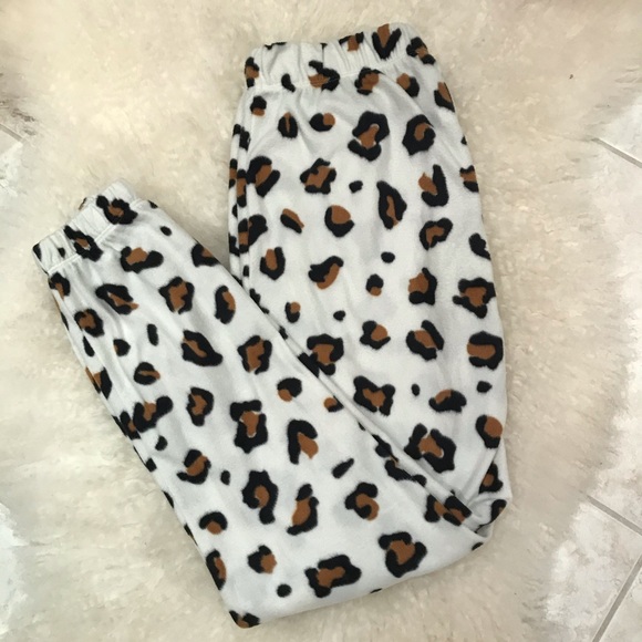 H&M women’s sleepwear in animal print - Picture 3 of 6